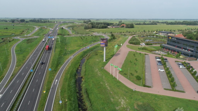 Waldwei met rechts Hotel van der Valk